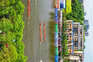 漏习惯了？电讯报：没有球迷因曼联主场漏雨受伤，全部安全退场